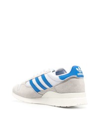 weiße und blaue Segeltuch niedrige Sneakers von adidas