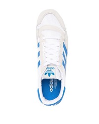 weiße und blaue Segeltuch niedrige Sneakers von adidas