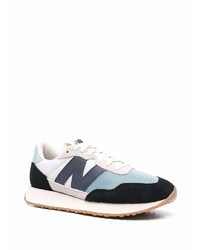 weiße und blaue Sportschuhe von New Balance