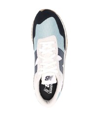 weiße und blaue Sportschuhe von New Balance