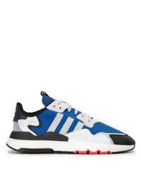 weiße und blaue Sportschuhe von adidas