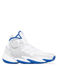 weiße und blaue Sportschuhe von adidas