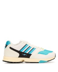 weiße und blaue Sportschuhe von adidas