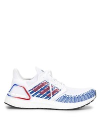 weiße und blaue Sportschuhe von adidas