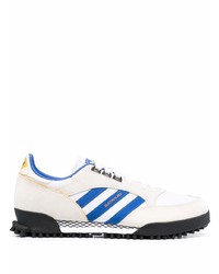 weiße und blaue Sportschuhe von adidas