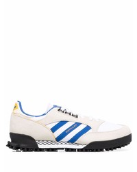 weiße und blaue Sportschuhe von adidas