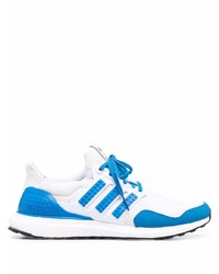 weiße und blaue Sportschuhe von adidas