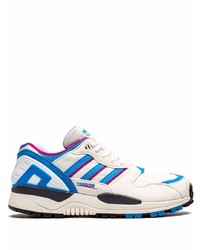 weiße und blaue Sportschuhe von adidas