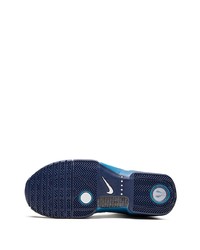 weiße und blaue Sportschuhe von Nike