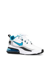 weiße und blaue Sportschuhe von Nike