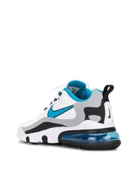 weiße und blaue Sportschuhe von Nike