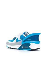 weiße und blaue Sportschuhe von Nike