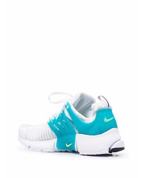 weiße und blaue Sportschuhe von Nike