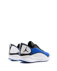 weiße und blaue Sportschuhe von Jordan