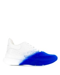 weiße und blaue Sportschuhe von Alexander McQueen