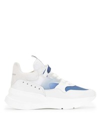 weiße und blaue Sportschuhe von Alexander McQueen