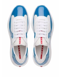 weiße und blaue Sportschuhe von Prada