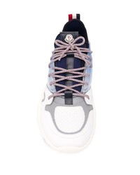 weiße und blaue Sportschuhe von Moncler