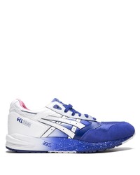 weiße und blaue Sportschuhe von Asics