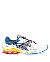 weiße und blaue Sportschuhe von Asics