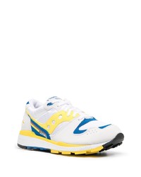 weiße und blaue Sportschuhe von Saucony