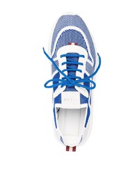 weiße und blaue Sportschuhe von Bally