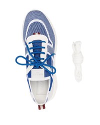 weiße und blaue Sportschuhe von Bally