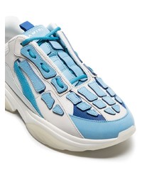 weiße und blaue Sportschuhe von Amiri