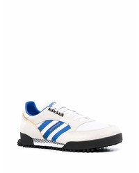 weiße und blaue Sportschuhe von adidas