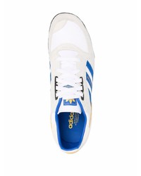 weiße und blaue Sportschuhe von adidas