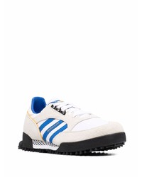 weiße und blaue Sportschuhe von adidas