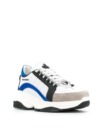 weiße und blaue Sportschuhe von DSQUARED2