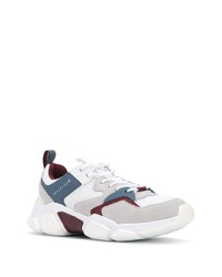 weiße und blaue Sportschuhe von Tommy Hilfiger