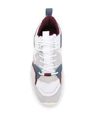 weiße und blaue Sportschuhe von Tommy Hilfiger