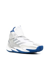 weiße und blaue Sportschuhe von adidas