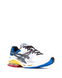 weiße und blaue Sportschuhe von Asics