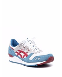 weiße und blaue Sportschuhe von Asics