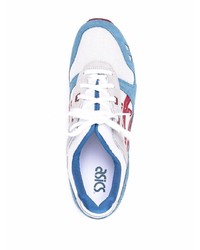 weiße und blaue Sportschuhe von Asics