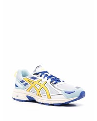 weiße und blaue Sportschuhe von Asics