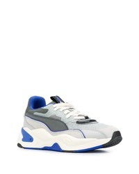 weiße und blaue Sportschuhe von Puma