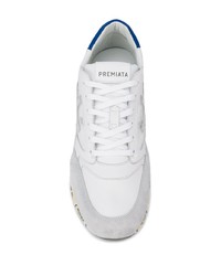 weiße und blaue Sportschuhe von Premiata