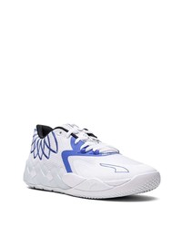 weiße und blaue Sportschuhe von Puma