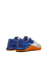 weiße und blaue Sportschuhe von Nike