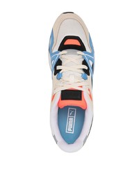 weiße und blaue Sportschuhe von Puma