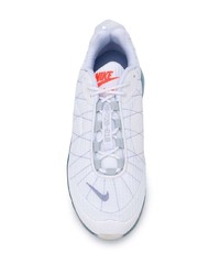 weiße und blaue Sportschuhe von Nike