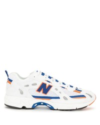 weiße und blaue Sportschuhe von New Balance