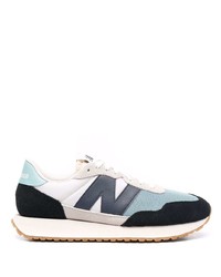 weiße und blaue Sportschuhe von New Balance