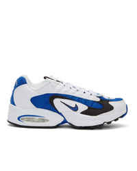 weiße und blaue Sportschuhe von Nike