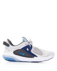 weiße und blaue Sportschuhe von Nike