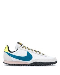 weiße und blaue Sportschuhe von Nike